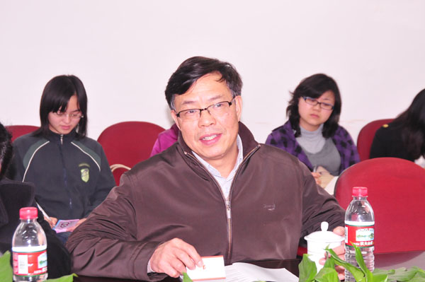 副校长钟瑞添教授主持活动