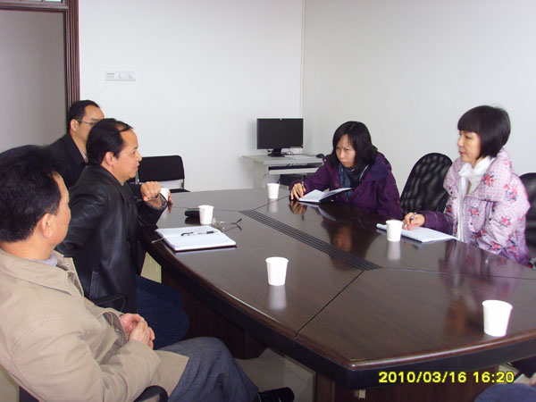 《南国早报》副总编甘伟珊与我校学者座谈